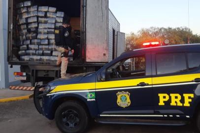 A Polícia Rodoviária Federal (PRF) apreendeu na tarde deste domingo (9) quase três toneladas de maconha escondida em uma carga de geradores que era transportada por um caminhão baú. O flagrante ocorreu na BR-386 em Carazinho, no norte do Estado.