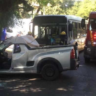  ****EM BAIXA****PORTO ALEGRE, RS, BRASIL, 10/08/2020- Homem morre em colisão entre ônibus e caminhonete no bairro Mont Serrat, em Porto AlegreUm táxi, um contêiner e outros dois carros também foram atingidos. Foto: Ronaldo Bernardi / Agencia RBS<!-- NICAID(14564420) -->