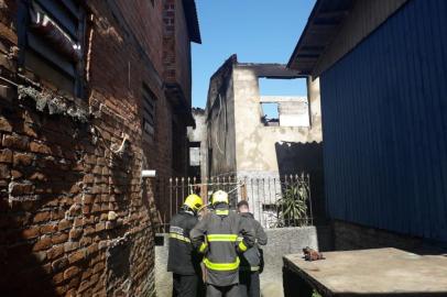 Os bombeiros combateram um incêndio em uma residência na Rua Henrique Cia, no bairro Euzébio Beltrão de Queiróz, em Caxias do Sul. A atuação foi para evitar que o fogo se alastrasse para outras quatro casas, que ficam muito próximas da moradia de alvenaria foi consumida pelas chamas. Um bombeiro foi atingido no capacete e precisou de atendimento médico. Um morador que inalou fumaça também foi socorrido.<!-- NICAID(14564488) -->