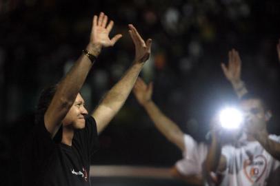 Paulo Roberto Falcão, ex-jogador de futebol, chegando ao Estádio Olímpico de Roma, para celebrar os 80 anos do time.PÁGINA: 65Paulo Roberto FalcaoFormer AS Roma soccer star Paulo Roberto Falcao of Brazil is greeted as he arrives at Romes Olympic stadium to celebrate AS Roma teams 80th anniversary in Italy, Thursday, July 26, 2007. (AP Photo/Alessandra Tarantino) Fonte: AP Fotógrafo: ALESSANDRA TARANTINO<!-- NICAID(1971574) -->