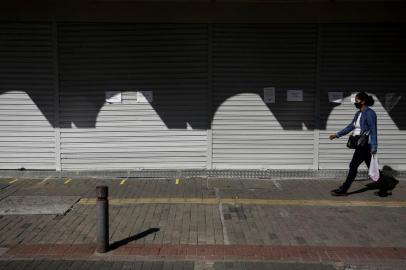 PORTO ALEGRE, RS, BRASIL, 10-08-2020: Loja fechada no entorno da Praça XV. Estabelecimentos comerciais em funcionamento, apesar de decisão da justiça ter suspenso autorização para reabertura no fim de semana e a prefeitura ainda não ter divulgado novo decreto permitindo a flexibilização. (Foto: Mateus Bruxel / Agência RBS)<!-- NICAID(14564598) -->