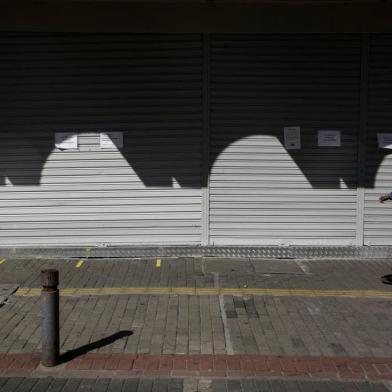 PORTO ALEGRE, RS, BRASIL, 10-08-2020: Loja fechada no entorno da Praça XV. Estabelecimentos comerciais em funcionamento, apesar de decisão da justiça ter suspenso autorização para reabertura no fim de semana e a prefeitura ainda não ter divulgado novo decreto permitindo a flexibilização. (Foto: Mateus Bruxel / Agência RBS)<!-- NICAID(14564598) -->