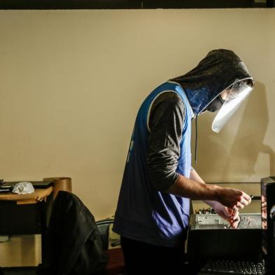  PORTO ALEGRE, RS, BRASIL - 10/08/2020Voluntários recuperam computadores para doação. Iniciativa visa oferecer computadores para estudantes de baixa renda da UFRGS poderem acompanhar as aulas remotas. Na foto, Tiago Ribas<!-- NICAID(14564866) -->