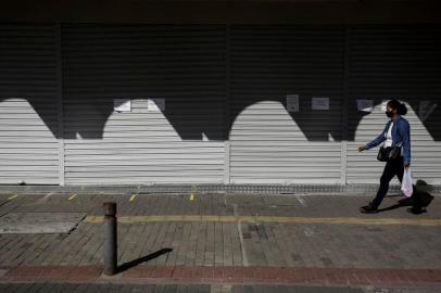 PORTO ALEGRE, RS, BRASIL, 10-08-2020: Loja fechada no entorno da Praça XV. Estabelecimentos comerciais em funcionamento, apesar de decisão da justiça ter suspenso autorização para reabertura no fim de semana e a prefeitura ainda não ter divulgado novo decreto permitindo a flexibilização. (Foto: Mateus Bruxel / Agência RBS)<!-- NICAID(14564598) -->