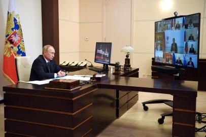 Russian President Vladimir Putin chairs a meeting with members of the government via a teleconference call at the Novo-Ogaryovo state residence outside Moscow on August 11, 2020. - Russia has developed the first vaccine offering sustainable immunity against the coronavirus, President Vladimir Putin announced on August 11. (Photo by Alexey NIKOLSKY / SPUTNIK / AFP)<!-- NICAID(14565148) -->