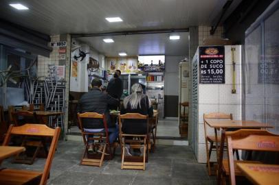  PORTO ALEGRE, RS, BRASIL, 11-08-2020: Pelo novo decreto da prefeitura, válido a partir desta terça-feira (11), restaurantes, bares e lancherias podem abrir ao público de segunda a sexta-feira, das 11h às 17h. Entretanto, estabelecimentos optaram por continuar operando somente no sistema pegue leve. (Foto: Mateus Bruxel / Agência RBS)Indexador: Mateus Bruxel<!-- NICAID(14565374) -->