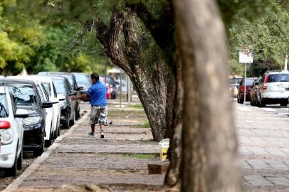  PORTO ALEGRE, RS, BRASIL - Flanelinas em ação pelas ruas da Capital. Na foto flanela na Avenida José Bonifácio.<!-- NICAID(14565356) -->