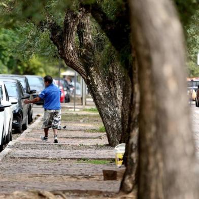  PORTO ALEGRE, RS, BRASIL - Flanelinas em ação pelas ruas da Capital. Na foto flanela na Avenida José Bonifácio.<!-- NICAID(14565356) -->