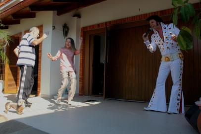 A dona de casa Marta Lanner foi homenageada pela família ao completar70 anos. Recebeu, na porta de casa, no bairro Cristal, em Porto Alegre, o artista Johnny Grace, que interpreta o cantor Elvis Presley.<!-- NICAID(14565421) -->