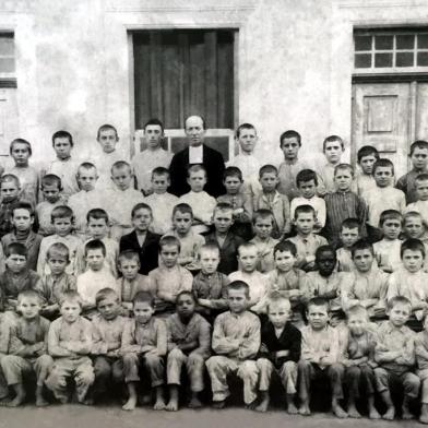  Os três Irmãos Maristas pioneiros ( Ir.Marie Berthaire, Ir.Weibert e Ir.Jean Dominici), fundadores da obra no sul do Brasil, acompanhados dos primeiros alunos (foto datada de 1902)<!-- NICAID(14558588) -->