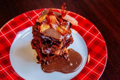 Brownie de chocolate com bacon