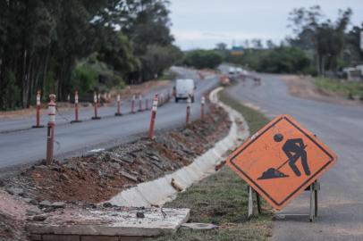  PORTO ALEGRE, RS, BRASIL, 11/08/2020 Percorremos a rodovia entre os quilômetros 0 e 21 para mostrar como está o andamento dos trabalhos. Na foto: obras de duplicação entre os quilômetros 0 e 5. Foto: Isadora Neumann / Agencia RBSIndexador: ISADORA NEUMANN<!-- NICAID(14565688) -->