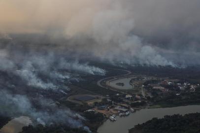 IncÃªndio em Pocone, regiÃ£o do Pantanal,em Mato GrossoPOCONE, MT, 11.08.2020 - INCÃNDIO-MT: Brigadistas com o auxÃ­lio de um aviÃ£o do Corpo de Bombeiros, combatem as chamas de um incÃªndio florestal que cercou o hotel Sesc Porto Cercado, na regiÃ£o do Pantanal, em Mato Grosso, no municÃ­pio de Pocone, nesta terÃ§a-feira (11). (Foto: Lalo de Almeida/Folhapress)Local: BRAZIL<!-- NICAID(14565996) -->