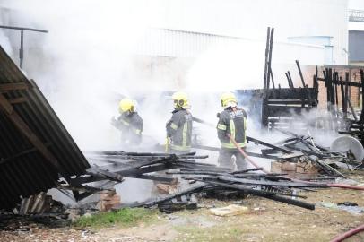  PORTO ALEGRE,RS,BRASIL.2020,08,12.Incêndio destrói casa na Vila Santo André.(RONALDO BERNARDI/AGENCIA RBS).<!-- NICAID(14565981) -->