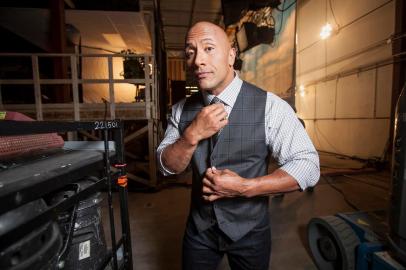 THEROCK-RYZIK-LSPR-052615Dwayne Johnson, who has recently been gliding on monster waves of attention, on the set of âCentral Intelligenceâ in Burlington, Mass., May 5, 2015. Unlike the sequels and franchises he has excelled in, Johnsonâs next film, âSan Andreas,â opening May 29, is his first top-lining role in a big-budget original story. (Ryan Conaty/The New York Times)Editoria: ELocal: BURLINGTONIndexador: RYAN T. CONATYFonte: NYTNSFotógrafo: STR<!-- NICAID(11449294) -->