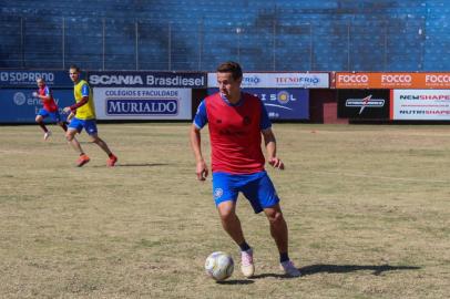 O lateral-esquerdo Bruno Ré, do Caxias, na preparação para a final do Gauchão<!-- NICAID(14566335) -->