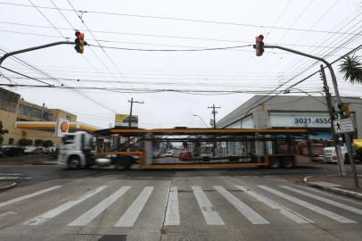  PORTO ALEGRE, RS, BRASIL, 12/08/2020- -Cruzamentos mais perigosos de Porto Alegre. Pedimos para a EPTC dados sobre os cruzamentos com mais acidentes em Porto Alegre neste ano. Avenida Ipiranga com Rua Dr. Salvador França é o que teve mais acidentes graves, e Rua Dona Margarida com Rua Edu Chaves é o que teve maior número de acidentes no total. Na foto-  Cruzamento Rua Dona Margarida com Rua Edu Chaves .  Foto: Jefferson Botega / Agencia RBSIndexador: Jefferson Botega<!-- NICAID(14566390) -->