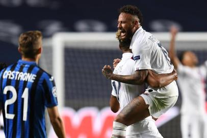 Paris Saint-Germains Cameroon forward Eric Maxim Choupo-Moting (C) celebrates with Paris Saint-Germains Brazilian forward Neymar after scoring a goal during the UEFA Champions League quarter-final football match between Atalanta and Paris Saint-Germain at the Luz Stadium in Lisbon on August 12, 2020. (Photo by David Ramos / POOL / AFP)