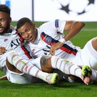 Paris Saint-Germains French forward Kylian Mbappe (R) and Paris Saint-Germains Brazilian forward Neymar celebrate after Paris Saint-Germains Cameroon forward Eric Maxim Choupo-Moting scored a goal during the UEFA Champions League quarter-final football match between Atalanta and Paris Saint-Germain at the Luz Stadium in Lisbon on August 12, 2020. (Photo by David Ramos / POOL / AFP)