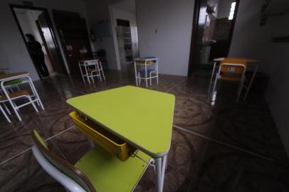  CAXIAS DO SUL, RS, BRASIL, 12/08/2020 - Escolas de educação infantil preparam adequações para voltarem a funcionar. Entre as mudanças na escola Aconchego dos pequenos, estão instalação de nova pia na entrada, tapete para higienizar os calçados, medição de temperatura, distanciamento de classes e cadeiras nas salas e no refeitório, marcação de distância e substituição de decoração por pinturas. (Marcelo Casagrande/Agência RBS)<!-- NICAID(14566198) -->