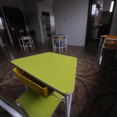  CAXIAS DO SUL, RS, BRASIL, 12/08/2020 - Escolas de educação infantil preparam adequações para voltarem a funcionar. Entre as mudanças na escola Aconchego dos pequenos, estão instalação de nova pia na entrada, tapete para higienizar os calçados, medição de temperatura, distanciamento de classes e cadeiras nas salas e no refeitório, marcação de distância e substituição de decoração por pinturas. (Marcelo Casagrande/Agência RBS)<!-- NICAID(14566198) -->