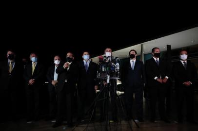  (BrasÃ­lia - DF, 12/08/2020) Presidente Jair Bolsonaro acompanhado do Presidente da CÃ¢mara dos Deputados, Rodrigo Maia, do Presidente do Senado Federal, Davi Alcolumbre, de Parlamentares e Ministros durante declaraÃ§Ã£o Ã  imprensa no PalÃ¡cio da Alvorada. Foto: Carolina Antunes/PR<!-- NICAID(14566617) -->