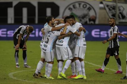 Thaciano, do GrÃªmio, comemora seu gol com seus companheirosFORTALEZA, CE, 12.08.2020 ¿ CEARÁ-GRÊMIO: Partida entre Ceará e Grêmio, válida pela 2ª rodada do Campeonato Brasileiro série A 2020, realizada no estádio Castelão, em Fortaleza (CE), na noite desta quarta-feira (12). (Foto: Jarbas Oliveira/Folhapress)Local: Fortaleza ;CearÃ¡ ;Brasil<!-- NICAID(14566729) -->