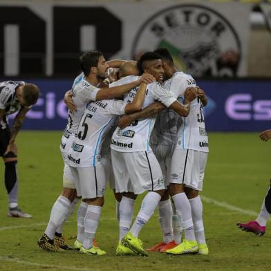 Thaciano, do GrÃªmio, comemora seu gol com seus companheirosFORTALEZA, CE, 12.08.2020 ¿ CEARÁ-GRÊMIO: Partida entre Ceará e Grêmio, válida pela 2ª rodada do Campeonato Brasileiro série A 2020, realizada no estádio Castelão, em Fortaleza (CE), na noite desta quarta-feira (12). (Foto: Jarbas Oliveira/Folhapress)Local: Fortaleza ;CearÃ¡ ;Brasil<!-- NICAID(14566729) -->