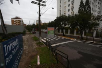 PORTO ALEGRE, RS, BRASIL, 12/08/2020- Sinalização para evitar mortes no trânsito.Desde 2015, a EPTC vem realizando alteração na sinalização de trânsito para diminuir acidentes nas ruas. As ruas Butuí e Inhanduí, no bairro Cristal, ganharam nova sinalização, com indicador de velocidade reduzida. Na foto- Rua Inhanduí.  Foto: Jefferson Botega / Agencia RBSIndexador: Jefferson Botega<!-- NICAID(14566392) -->