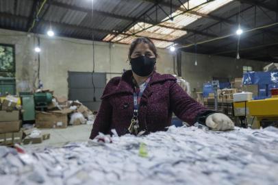  PORTO ALEGRE, RS, BRASIL, 13/08/2020- Membros da Associação dos Trabalhadores da Unidade de Triagem do Hospital São Pedro (Atut) fragmentam resíduos de empresas e órgãos públicos de Porto Alegre, e vendem a matéria-prima para uma empresa de reciclagem. A entidade, fundada pelo psicólogo Alexandre Baptista e pela terapeuta ocupacional Joana Helena Moreira fica no terreno do Hospital Psiquiátrico São Pedro, no bairro Partenon, e é coordenada por Elaine Carvalho Strait. Na foto-  Elaine Carvalho Strait. Foto: Isadora Neumann / Agencia RBSIndexador: ISADORA NEUMANN<!-- NICAID(14567251) -->