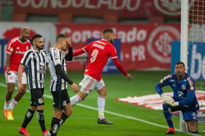 INTERNACIONAL X SANTOSRS - BRASILEIRÃO/INTERNACIONAL X SANTOS - ESPORTES - O jogador Guerrero, do Internacional, comemora seu gol durante partida entre   Internacional e Santos, válida pela 2ª rodada do Campeonato Brasileiro 2020. Na cidade de   Porto Alegre, nesta quinta feira, 13.   13/08/2020 - Foto: MAX PEIXOTO/DIA ESPORTIVO/ESTADÃO CONTEÚDOEditoria: ESPORTESLocal: PORTO ALEGREIndexador: MAX PEIXOTOFonte: DiaEsportivoFotógrafo: DIA ESPORTIVO<!-- NICAID(14567525) -->