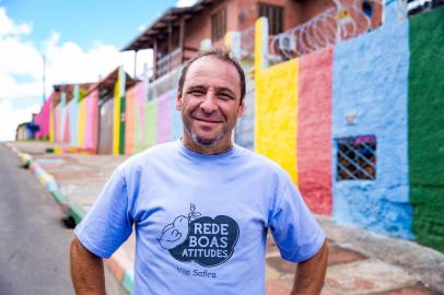  PORTO ALEGRE, RS, BRASIL, 30/01/2018 :  Coluna Daniel Scola no DOC - Claudio Roberto Pagno da Costa, 54 anos, está colorindo residências no Bairro Mario Quintana para levar mais alegria aos moradores. (Omar Freitas/Agência RBS)Indexador: Omar Freitas<!-- NICAID(13389677) -->