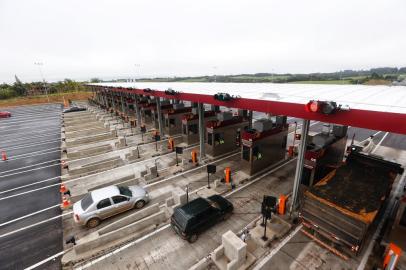  Gravataí, RS, BRASIL, 14/08/2020-Com obras concluídas, cabines instaladas e equipes trabalhando no acionamento das cancelas, o novo pedágio de Gravataí já está em operação, porém, ainda sem cobrar a tarifa, isenção que segue até as 23h59min desta sexta-feira (14).A partir da 0h de sábado (15), o motorista que cruzar a praça recém-construída, no quilômetro 60 da BR-290, a freeway, terá que desembolsar R$ 4,60 - mesmo valor cobrado na praça do quilômetro 77, local que será desativado.A mudança atende reivindicação dos moradores do município: o alto custo para entrar e sair diariamente utilizando a rodovia. Com a troca, a estimativa é que a arrecadação da CCR seja reduzida em 20%, diferença já prevista para ser compensada na tarifa.  Foto:Lauro Alves /Agencia RBS<!-- NICAID(14567714) -->