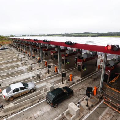  Gravataí, RS, BRASIL, 14/08/2020-Com obras concluídas, cabines instaladas e equipes trabalhando no acionamento das cancelas, o novo pedágio de Gravataí já está em operação, porém, ainda sem cobrar a tarifa, isenção que segue até as 23h59min desta sexta-feira (14).A partir da 0h de sábado (15), o motorista que cruzar a praça recém-construída, no quilômetro 60 da BR-290, a freeway, terá que desembolsar R$ 4,60 - mesmo valor cobrado na praça do quilômetro 77, local que será desativado.A mudança atende reivindicação dos moradores do município: o alto custo para entrar e sair diariamente utilizando a rodovia. Com a troca, a estimativa é que a arrecadação da CCR seja reduzida em 20%, diferença já prevista para ser compensada na tarifa.  Foto:Lauro Alves /Agencia RBS<!-- NICAID(14567714) -->