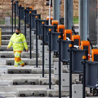  Gravataí, RS, BRASIL, 14/08/2020-Com obras concluídas, cabines instaladas e equipes trabalhando no acionamento das cancelas, o novo pedágio de Gravataí já está em operação, porém, ainda sem cobrar a tarifa, isenção que segue até as 23h59min desta sexta-feira (14).A partir da 0h de sábado (15), o motorista que cruzar a praça recém-construída, no quilômetro 60 da BR-290, a freeway, terá que desembolsar R$ 4,60 - mesmo valor cobrado na praça do quilômetro 77, local que será desativado.A mudança atende reivindicação dos moradores do município: o alto custo para entrar e sair diariamente utilizando a rodovia. Com a troca, a estimativa é que a arrecadação da CCR seja reduzida em 20%, diferença já prevista para ser compensada na tarifa.  Foto:Lauro Alves /Agencia RBS<!-- NICAID(14567713) -->