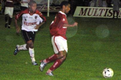 Foto da partida entre Inter x Brasil-Pe, no Estádio Bento Freitas, em Pelotas. NO detalhe, o atacante colorado Diego.#PÁGINA:44#EDIÇÃO:2ªFD Fonte: Especial ZH<!-- NICAID(1423616) -->