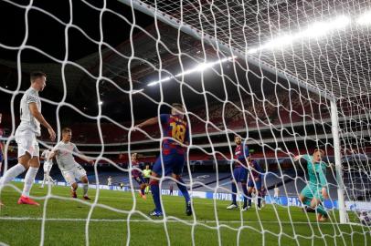  Bayern Munichs German midfielder Joshua Kimmich (2ndL) scores his teams fifth goal during the UEFA Champions League quarter-final football match between Barcelona and Bayern Munich at the Luz stadium in Lisbon on August 14, 2020. (Photo by Manu Fernandez / POOL / AFP)Editoria: SPOLocal: LisbonIndexador: MANU FERNANDEZSecao: soccerFonte: POOLFotógrafo: STR<!-- NICAID(14568500) -->