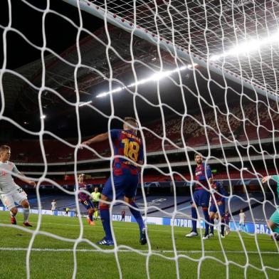  Bayern Munichs German midfielder Joshua Kimmich (2ndL) scores his teams fifth goal during the UEFA Champions League quarter-final football match between Barcelona and Bayern Munich at the Luz stadium in Lisbon on August 14, 2020. (Photo by Manu Fernandez / POOL / AFP)Editoria: SPOLocal: LisbonIndexador: MANU FERNANDEZSecao: soccerFonte: POOLFotógrafo: STR<!-- NICAID(14568500) -->