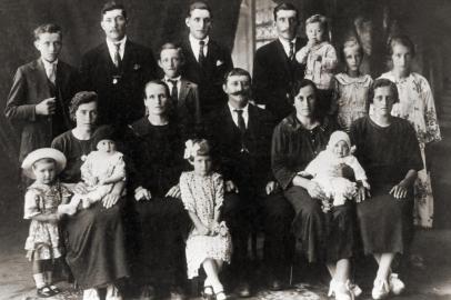 Anos 1920: a menina Severina Poletto Canalli aparece à frente, entre os pais, Luiz Poletto e Maria Concer. Vê-se também os irmãos Pedro Poletto, casado com Inês Fiorio, e João Battista, casado com Ângela Fiorio.<!-- NICAID(14568315) -->