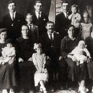 Anos 1920: a menina Severina Poletto Canalli aparece à frente, entre os pais, Luiz Poletto e Maria Concer. Vê-se também os irmãos Pedro Poletto, casado com Inês Fiorio, e João Battista, casado com Ângela Fiorio.<!-- NICAID(14568315) -->