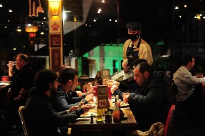  CAXIAS DO SUL, RS, BRASIL, 12/08/2020. Pizzarias de Caxias do Sul atravessam período de pandemia com mais fôlego que os outros setores. A Rodapizza Giordani, que decidiu fechar as portas no começo da pandemia, implantou delivery e implantou cuidados para retomar atendimento no salão em junho. (Porthus Juinior/Agência RBS)<!-- NICAID(14567501) -->