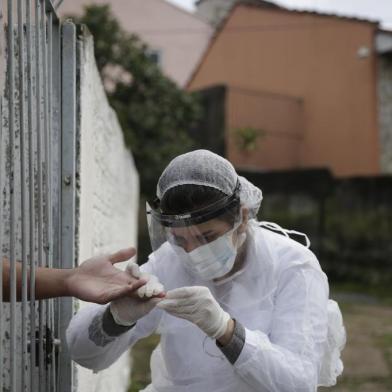 PORTO ALEGRE, RS, BRASIL, 15-08-2020: Pesquisadores percorrem ruas do bairro Cefer e Jardim Carvalho para sétima etapa da pesquisa coordenada pela Ufpel que testa para coronavírus. (Foto: Mateus Bruxel / Agência RBS)<!-- NICAID(14568851) -->