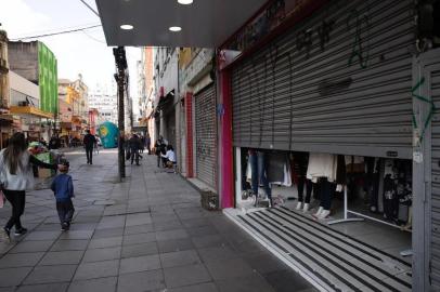 PORTO ALEGRE, RS, BRASIL, 15-08-2020: Movimento de comércio na região central. Algumas lojas de roupas e calçados abertas na rua Voluntários da Pátria e Otávio Rocha. (Foto: Mateus Bruxel / Agência RBS)<!-- NICAID(14568885) -->