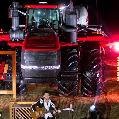 Case IH faz lançamentos de máquinas virtual com show do Bruno e Marrone<!-- NICAID(14569025) -->