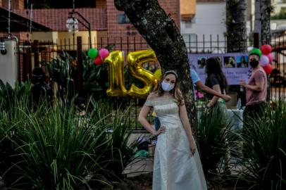  PORTO ALEGRE, RS, BRASIL - 16/08/2020Debutante celebra seus 15 anos na calçada no bairro Menino Deus em meio à pandemia de coronavirus<!-- NICAID(14569355) -->