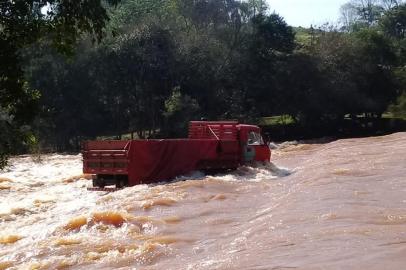 Por cerca de três horas, uma família permaneceu dentro de um caminhão na correnteza do Rio Erexim, entre as cidades de Jacutinga e Ponte Preta, no Norte do Rio Grande do Sul. O caminhoneiro tentava cruzar uma travessia coberta por água, na tarde deste sábado (15), quando perdeu o controle do veículo e ficou empenhado no meio do rio, segundo informações do Corpo de Bombeiros Voluntários de Jacutinga. Um casal e três crianças, incluindo um bebê de colo, estavam no caminhão.  <!-- NICAID(14569395) -->