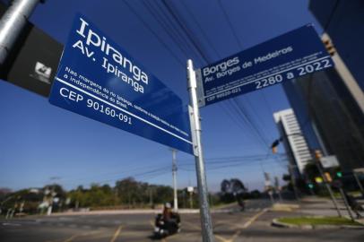  PORTO ALEGRE, RS, BRASIL, 17-08-2020: Novas placas de sinalização com nomes de rua, são instaladas ao longo da Avenida Ipiranga (FOTO FÉLIX ZUCCO/AGÊNCIA RBS, Editoria de Notícias)<!-- NICAID(14569554) -->