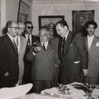 Getúlio Vargas em visita à Metalúrgica Abramo Eberle, dirigida pelo empresário Júlio João Eberle. Na foto, Otoni Minghelli (segundo à esquerda), Getúlio Vargas, Júlio João Eberle e Gregório Fortunato (ao fundo de chapéu).<!-- NICAID(10762988) -->