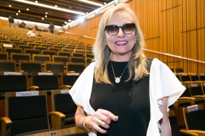  PORTO ALEGRE, RS, BRASIL, 18-03-2018. Carmen Ferrão.  Desfile Preview Outono/Inverno 2018 das lojas Pompeia.  (FOTO ANDRÉA GRAIZ/AGÊNCIA RBS).Indexador: Andrea Graiz<!-- NICAID(13460780) -->