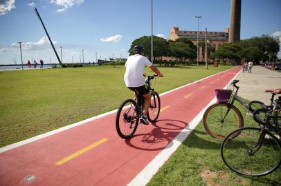  PORTO ALEGRE, RS, BRASIL, 28/02/2019: Movimentação na orla do Guaíba em dia de clima quente e seco na capital. (CAMILA DOMINGUES/AGÊNCIA RBS)<!-- NICAID(13976288) -->